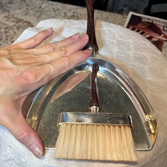 Mid century rosewood handled mini silverplated dustpan-broom set - Picture 5 of 9